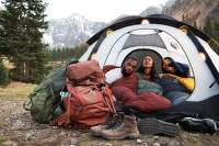 Spanie pod gołym niebem pod namiotem