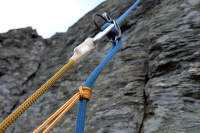 Podwójny prusik poniżej urządzenia zjazdowego