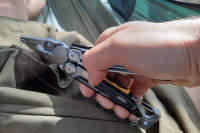 Naprawa spodni podczas wędrówki