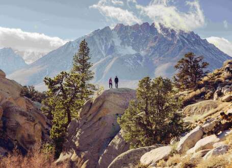 Softshell a hardshell - jaka jest różnica i co wybrać?