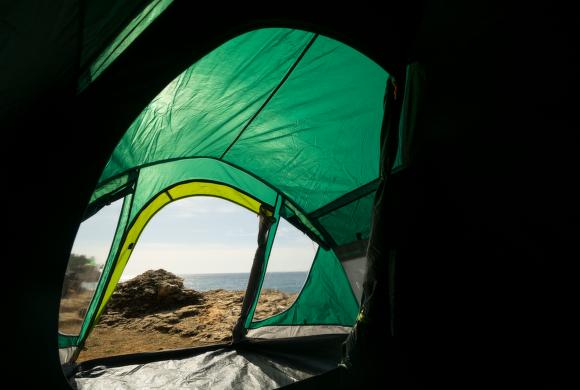 Zaciemniona sypialnia - ciemność w ciągu dnia