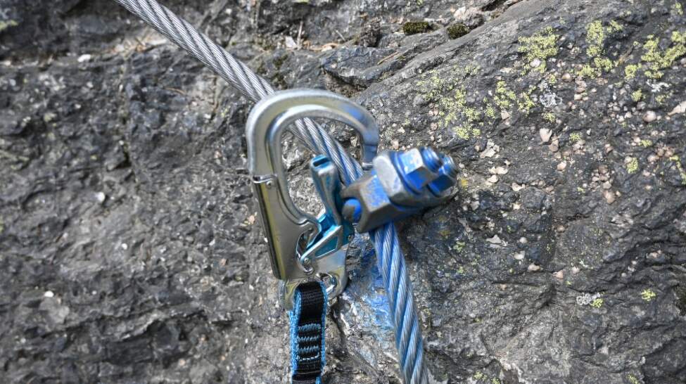 Bezpecne-na_via_ferrate_Častá chyba - nedovřená karabina může být při přecvakávání fatální