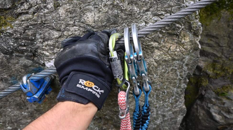 Bezpecne-na_via_ferrate_Nezapomínejte při lezení odsedkou vycvaknout z jistícího lana. Případný pád by mohl být fatální.