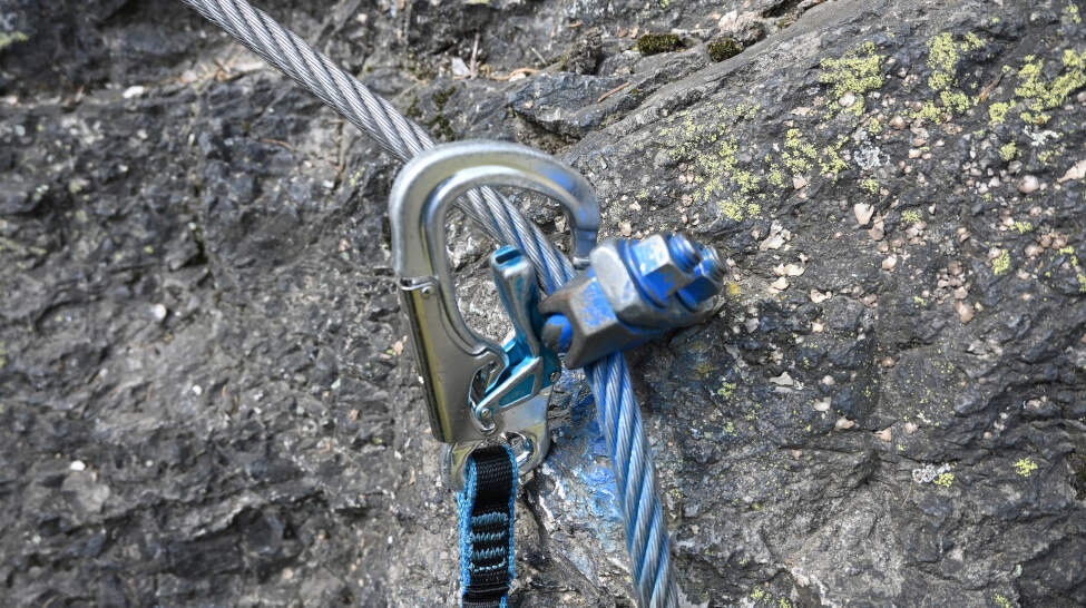 Častá chyba – nedovřená karabina může být při přecvakávání fatální